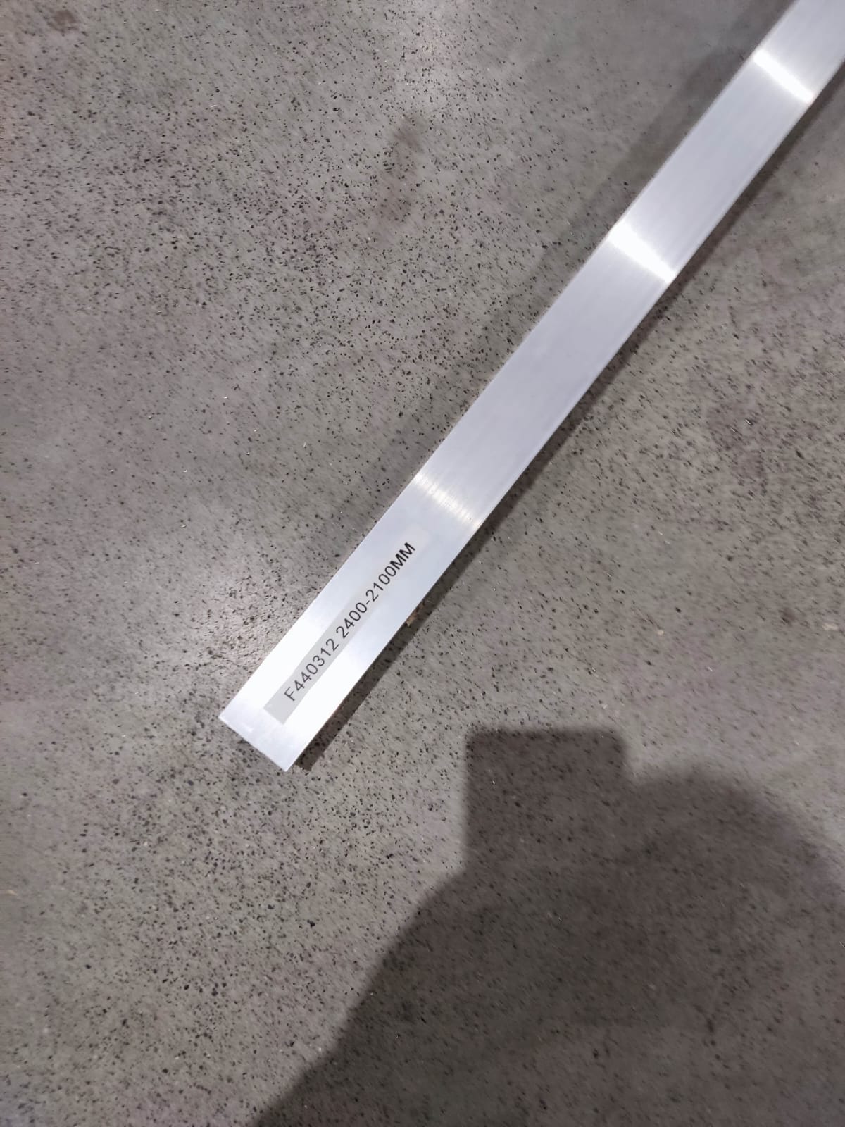 Montažna šina F806 40x40, 2400 mm / OUTLET